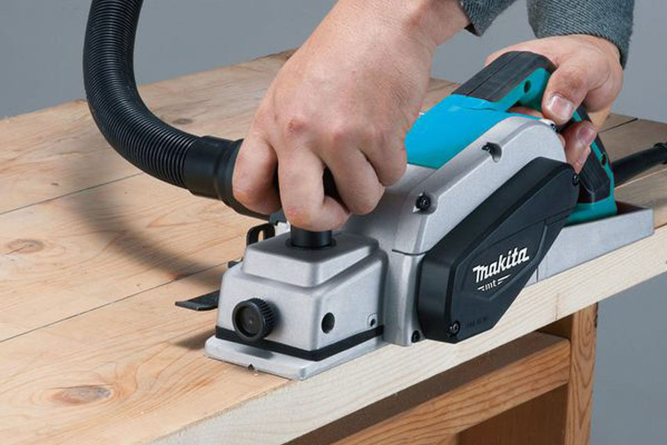 PLAINA ELÉTRICA 82MM M1100G 750W 220V MAKITA