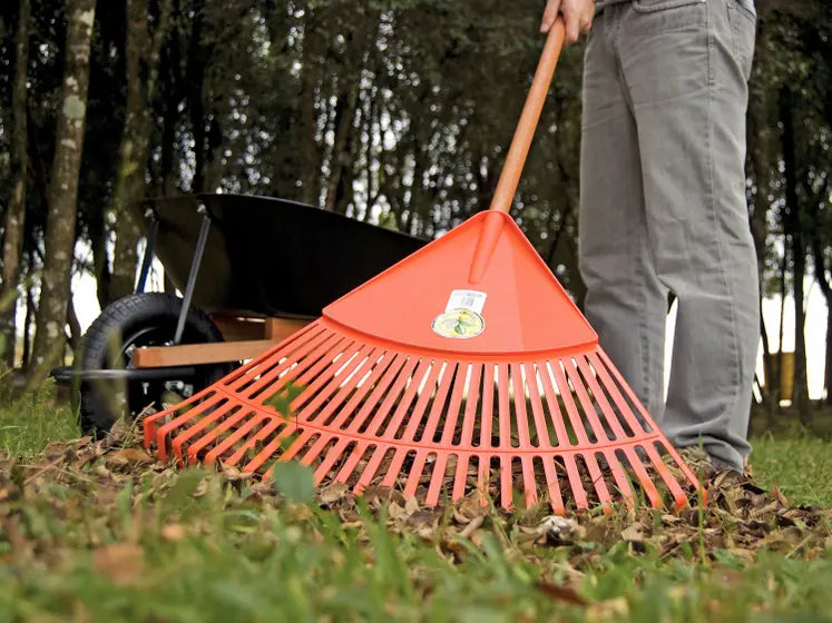VASSOURA PLÁSTICA PARA JARDIM COM CABO DE MADEIRA 26 DENTES 77855761 TRAMONTINA