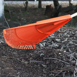 VASSOURA PLÁSTICA PARA JARDIM COM CABO DE MADEIRA 26 DENTES 77855761 TRAMONTINA