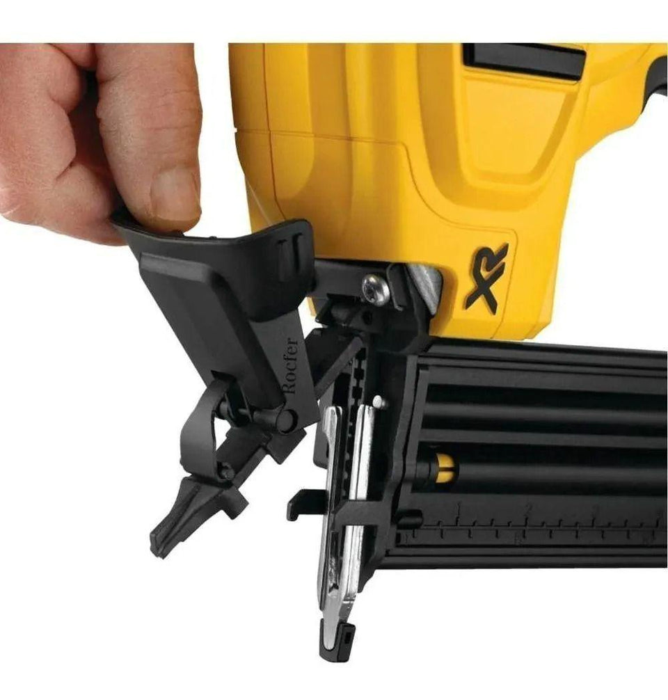 PINADOR 20V MAX 18GA XR LI-ION DCN680B SEM BATERIA E CARREGADOR DEWALT