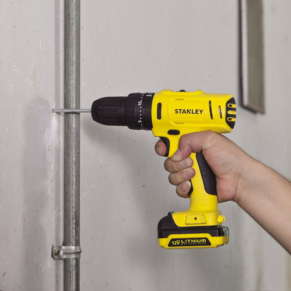 PARAFUSADEIRA/FURADEIRA 12V SCD121S2K-BR COM 2 BATERIAS + CARREGADOR E MALETA STANLEY