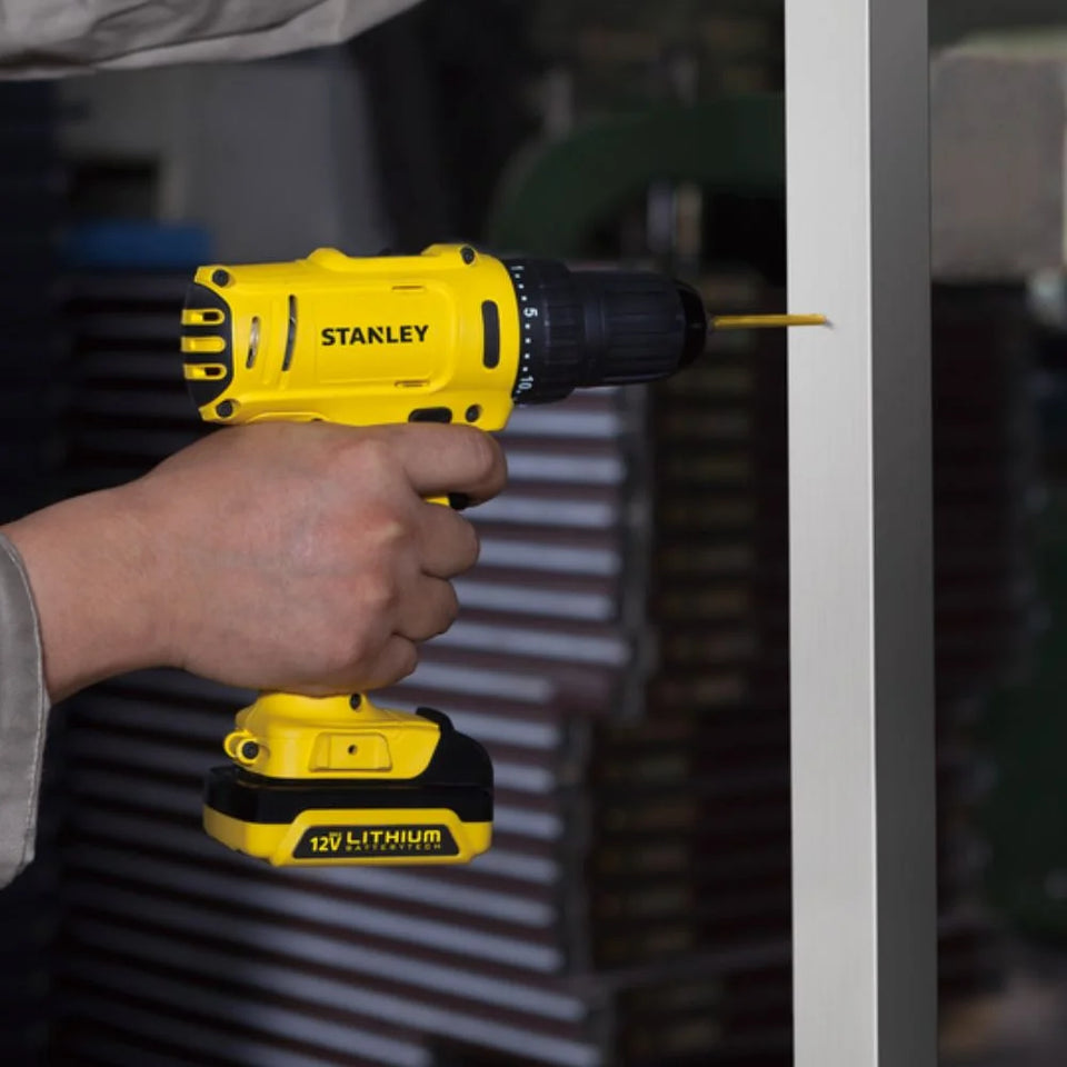 PARAFUSADEIRA/FURADEIRA 12V SCD121S2K-BR COM 2 BATERIAS + CARREGADOR E MALETA STANLEY