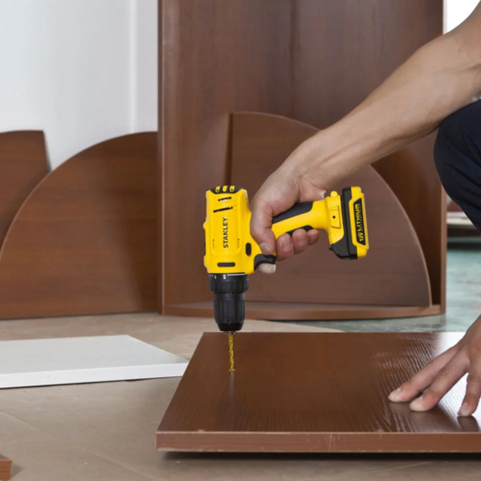 PARAFUSADEIRA/FURADEIRA 12V SCD121S2K-BR COM 2 BATERIAS + CARREGADOR E MALETA STANLEY