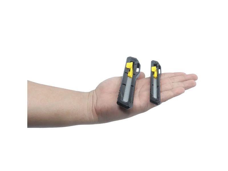 ESTILETE MULTIUSO 9 E 18MM COM 2 PEÇAS STHT81433-840 STANLEY