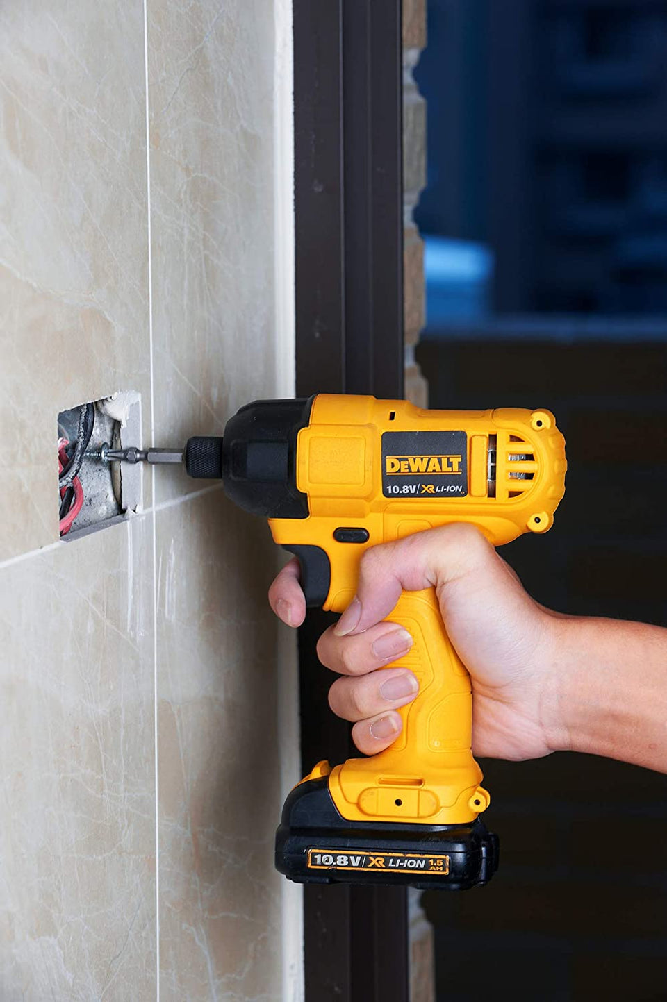 PARAFUSADEIRA DE IMPACTO 1/4'' 12V MAX DCF805C2 DEWALT